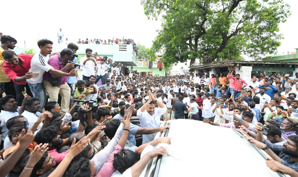 YS Jagan Visits Subbarayudu Family at Nandyal11