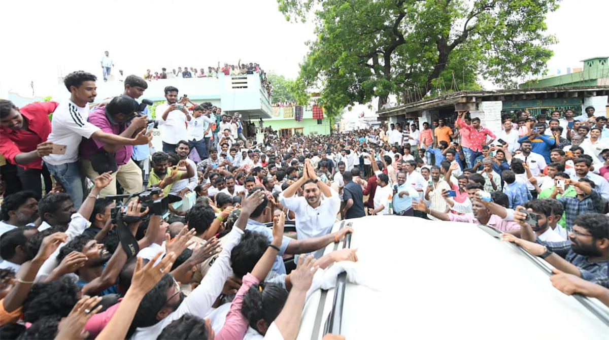YS Jagan Visits Subbarayudu Family at Nandyal12