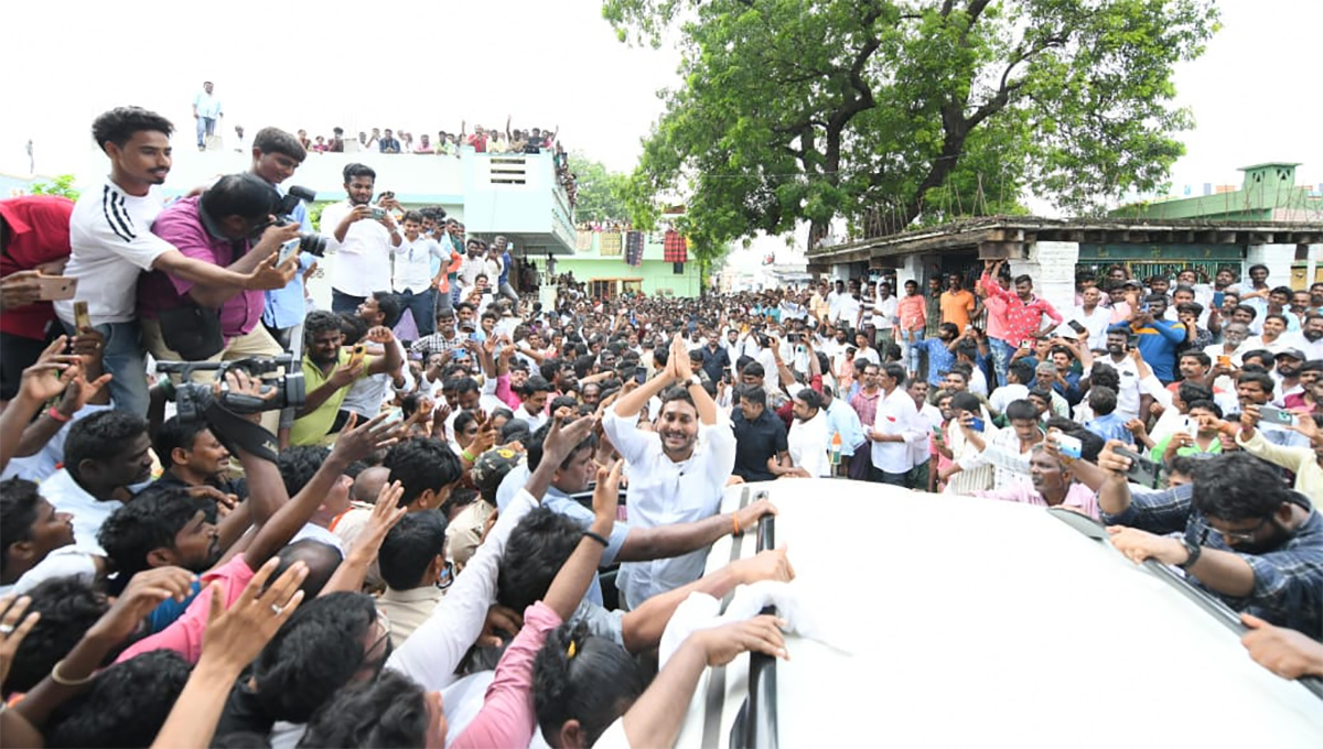 YS Jagan Visits Subbarayudu Family at Nandyal13