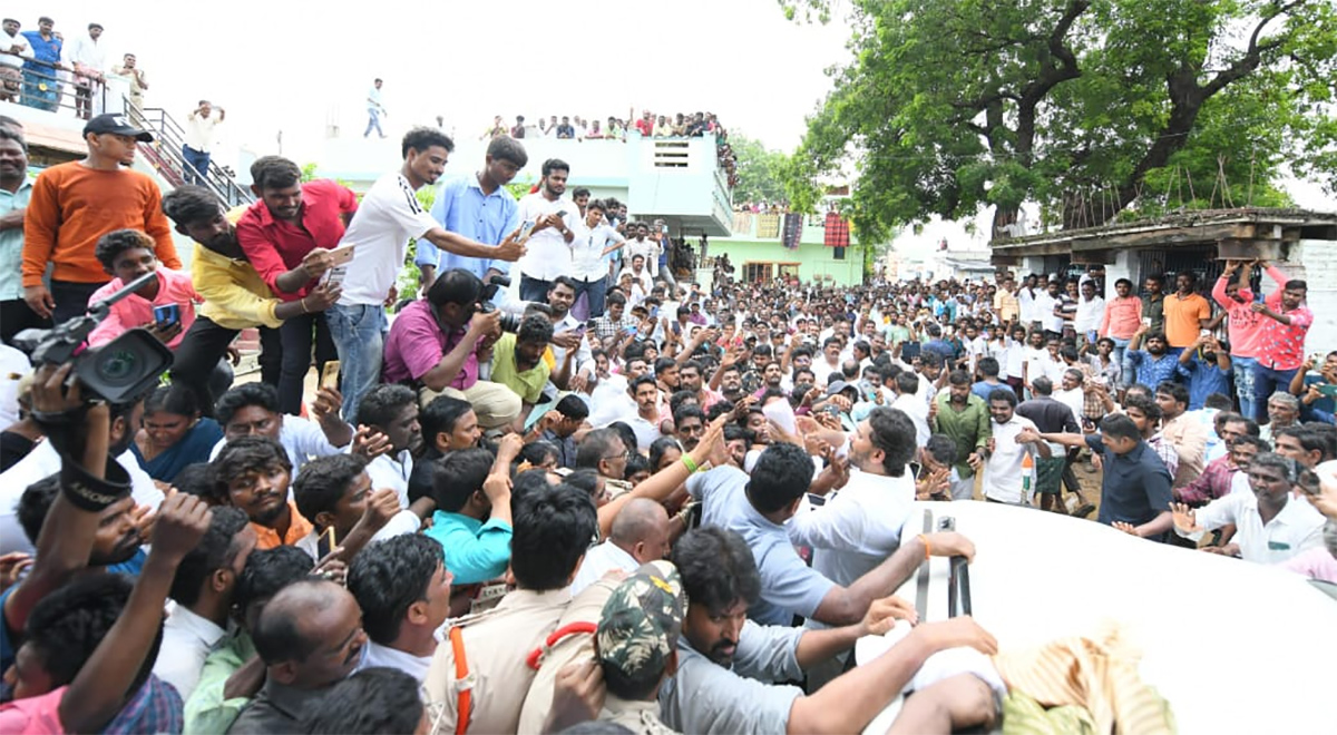 YS Jagan Visits Subbarayudu Family at Nandyal14