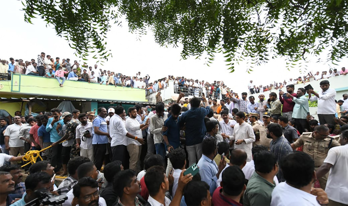 YS Jagan Visits Subbarayudu Family at Nandyal15