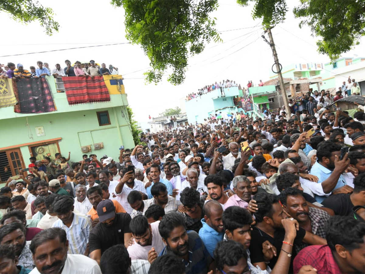 YS Jagan Visits Subbarayudu Family at Nandyal16