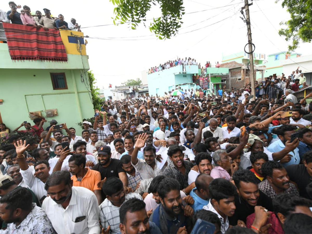 YS Jagan Visits Subbarayudu Family at Nandyal17
