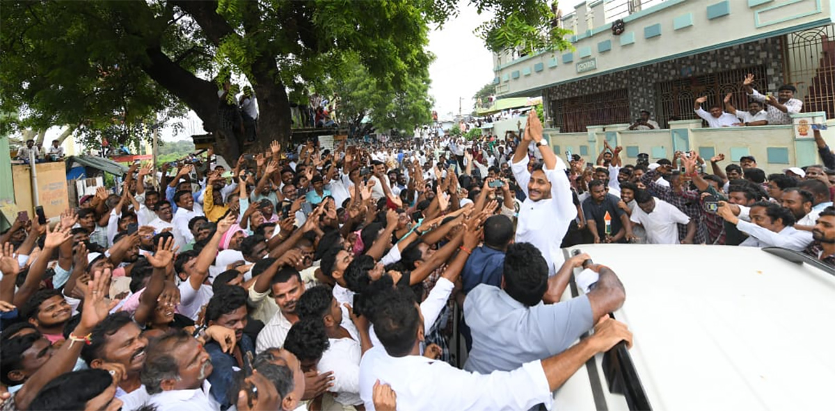 YS Jagan Visits Subbarayudu Family at Nandyal19