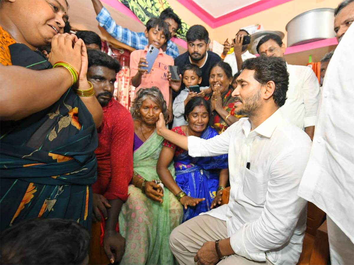 YS Jagan Visits Subbarayudu Family at Nandyal2