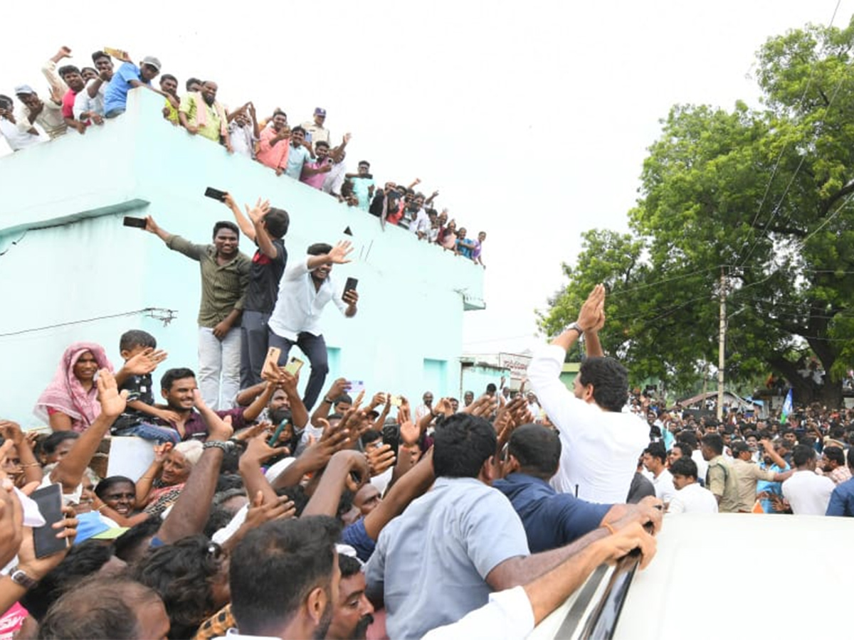 YS Jagan Visits Subbarayudu Family at Nandyal20