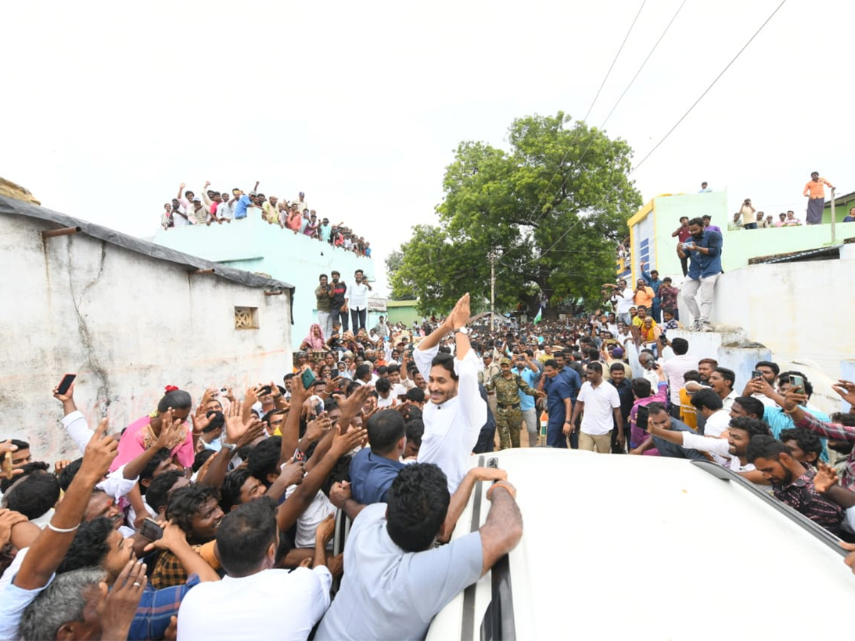 YS Jagan Visits Subbarayudu Family at Nandyal21