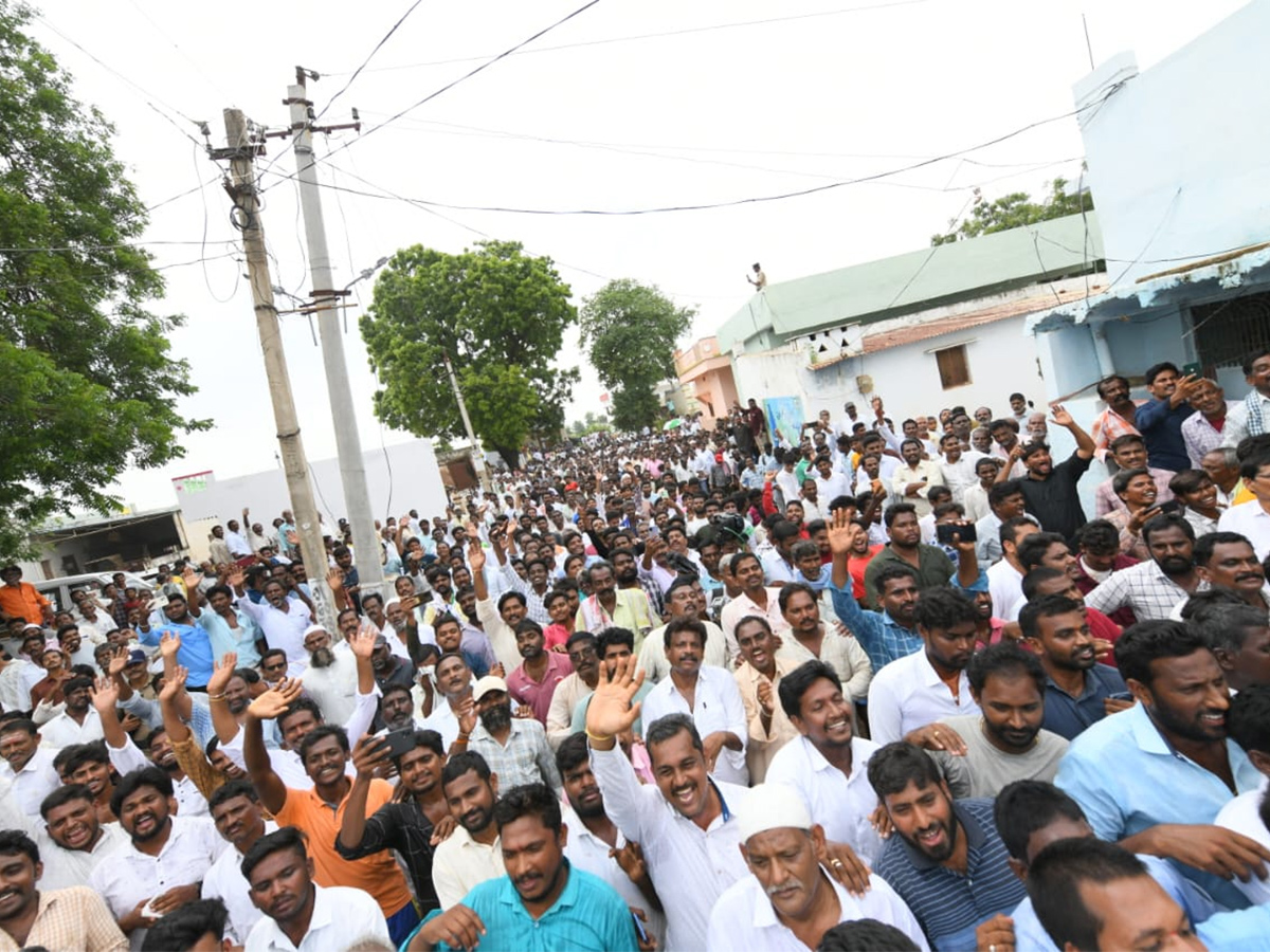 YS Jagan Visits Subbarayudu Family at Nandyal22