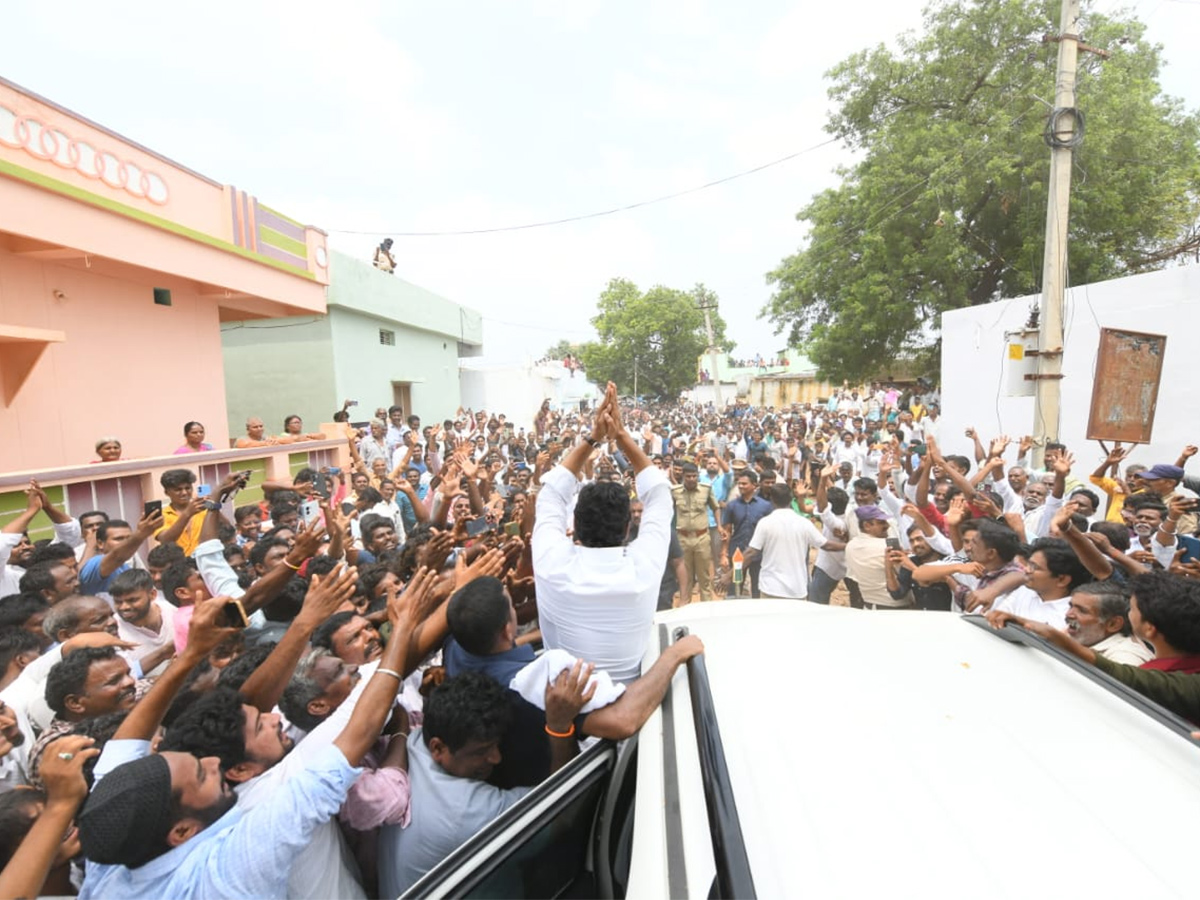 YS Jagan Visits Subbarayudu Family at Nandyal23