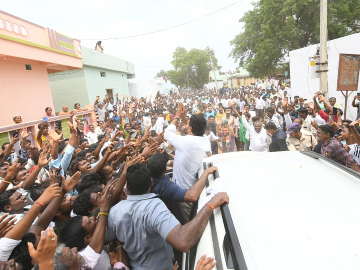 YS Jagan Visits Subbarayudu Family at Nandyal24