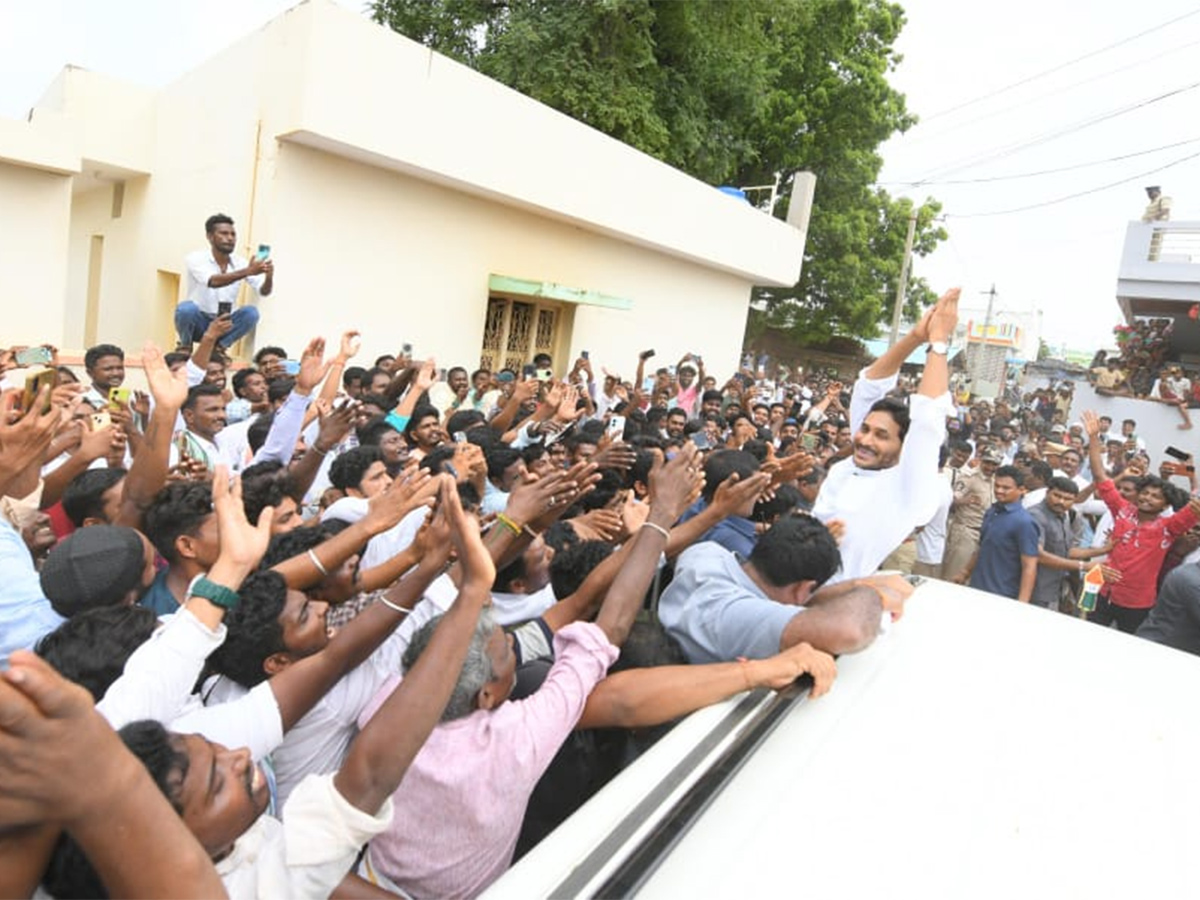 YS Jagan Visits Subbarayudu Family at Nandyal25