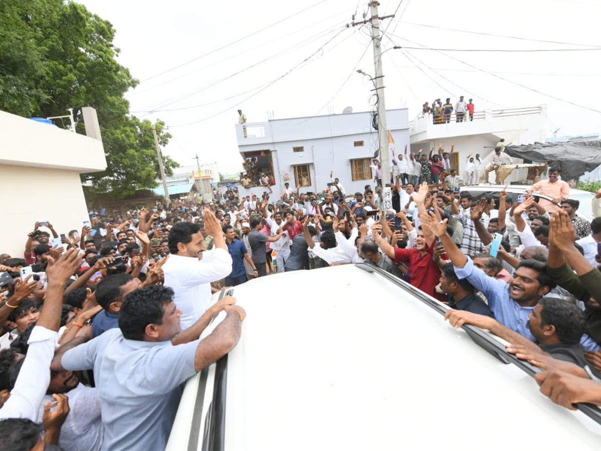 YS Jagan Visits Subbarayudu Family at Nandyal26
