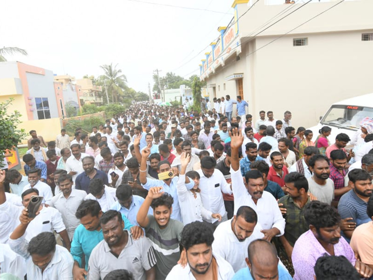 YS Jagan Visits Subbarayudu Family at Nandyal27
