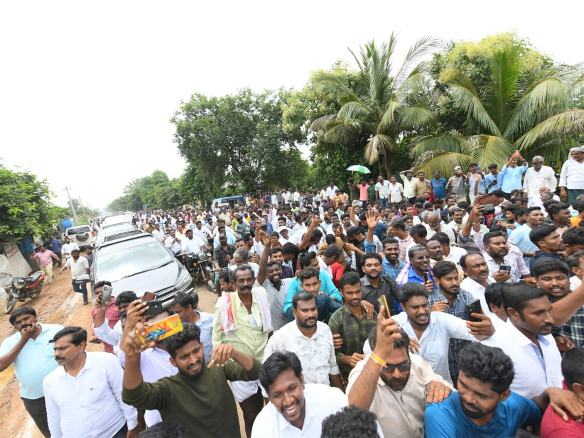 YS Jagan Visits Subbarayudu Family at Nandyal29