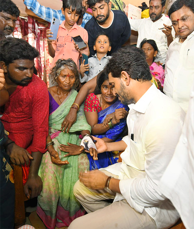 YS Jagan Visits Subbarayudu Family at Nandyal3