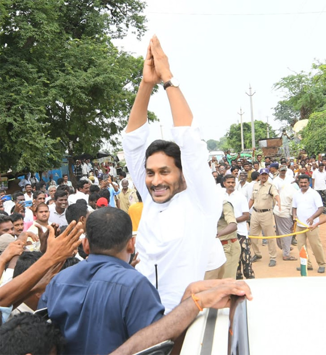 YS Jagan Visits Subbarayudu Family at Nandyal30