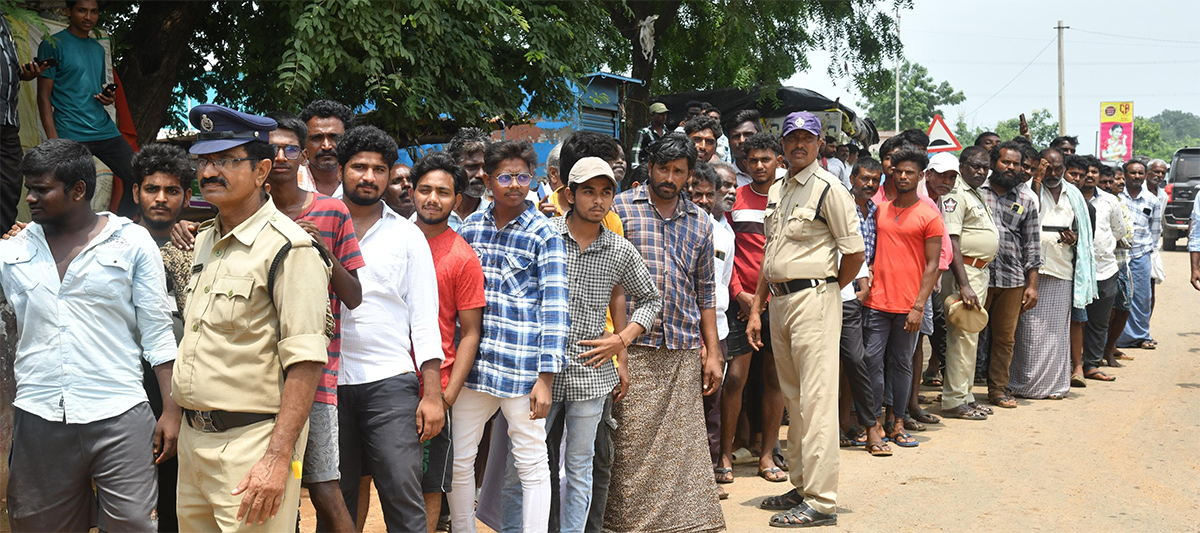 YS Jagan Visits Subbarayudu Family at Nandyal32