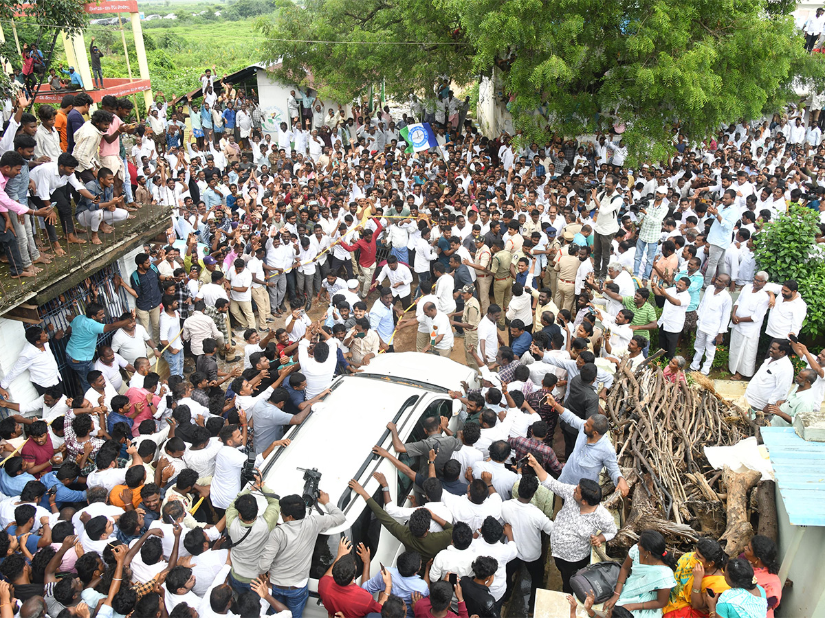 YS Jagan Visits Subbarayudu Family at Nandyal33