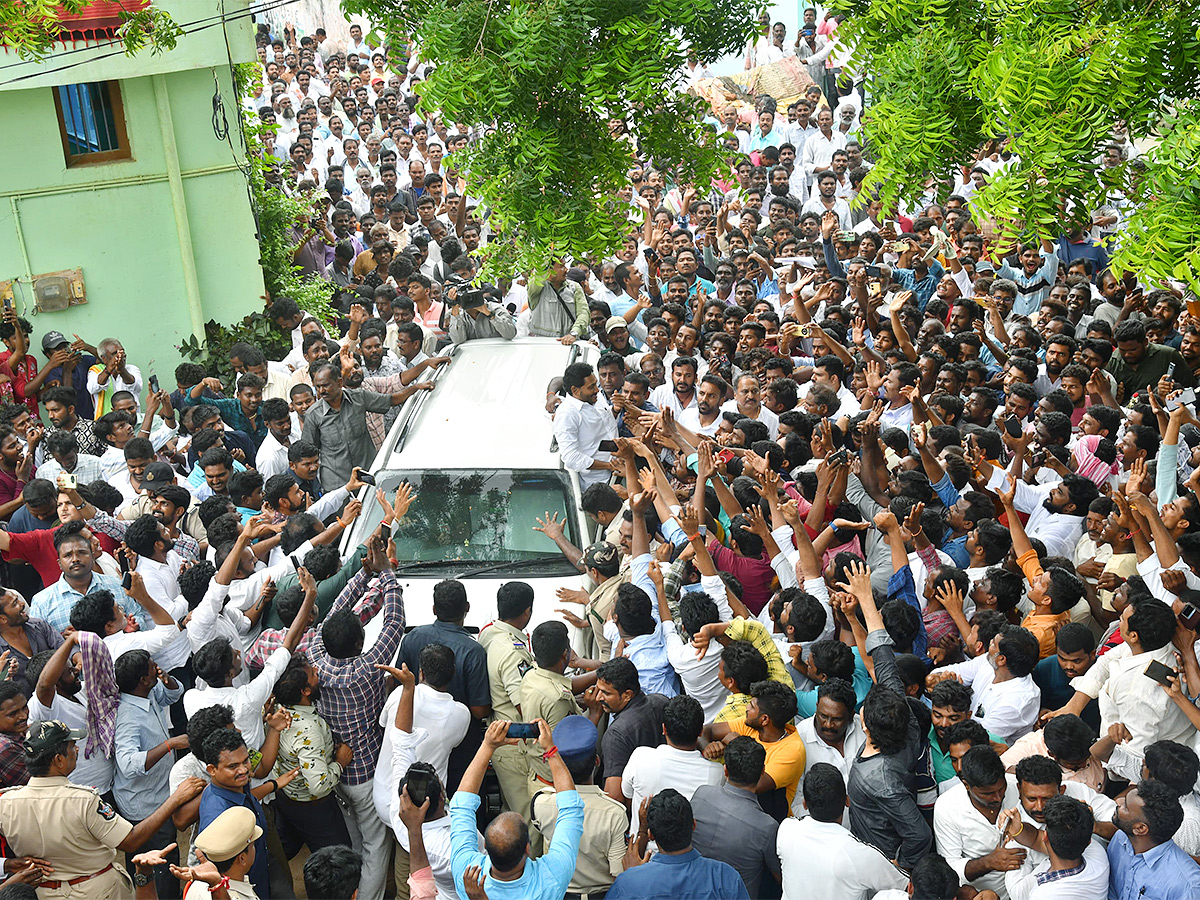 YS Jagan Visits Subbarayudu Family at Nandyal34