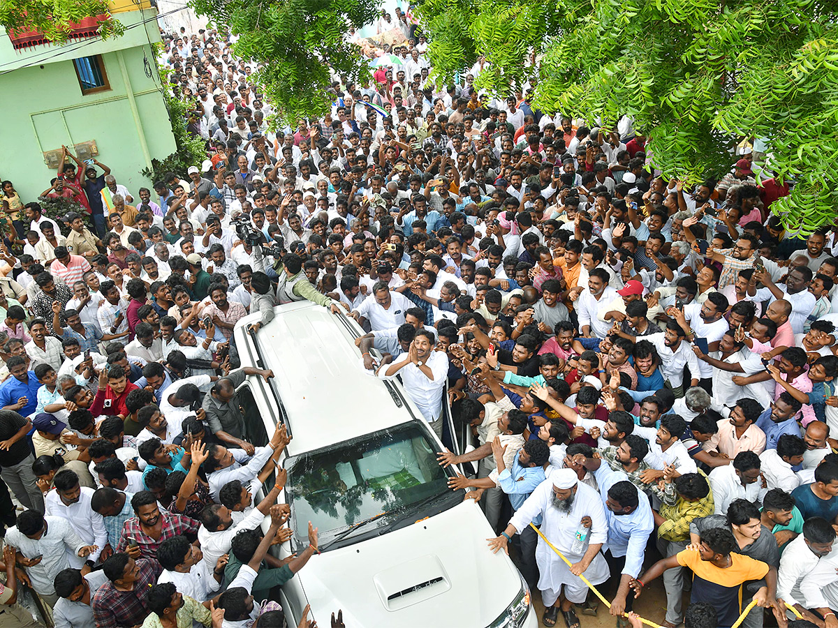 YS Jagan Visits Subbarayudu Family at Nandyal35