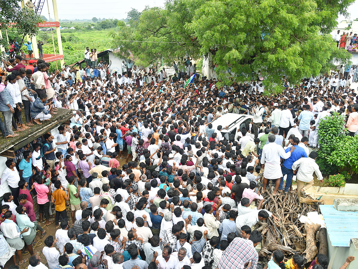 YS Jagan Visits Subbarayudu Family at Nandyal36