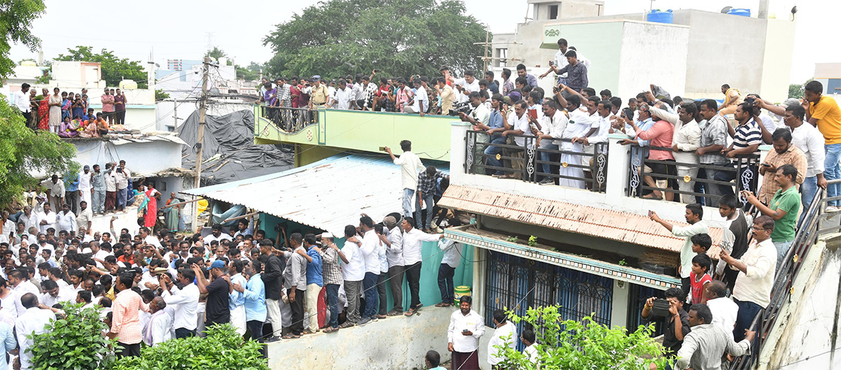YS Jagan Visits Subbarayudu Family at Nandyal37