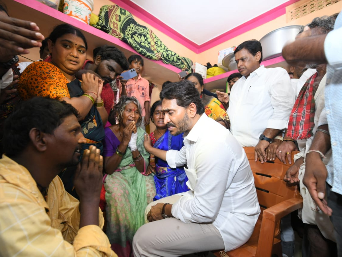 YS Jagan Visits Subbarayudu Family at Nandyal4