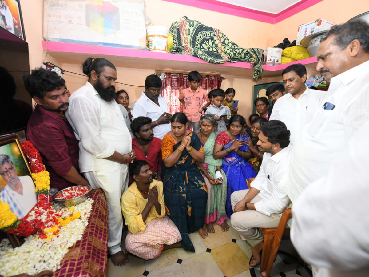 YS Jagan Visits Subbarayudu Family at Nandyal6