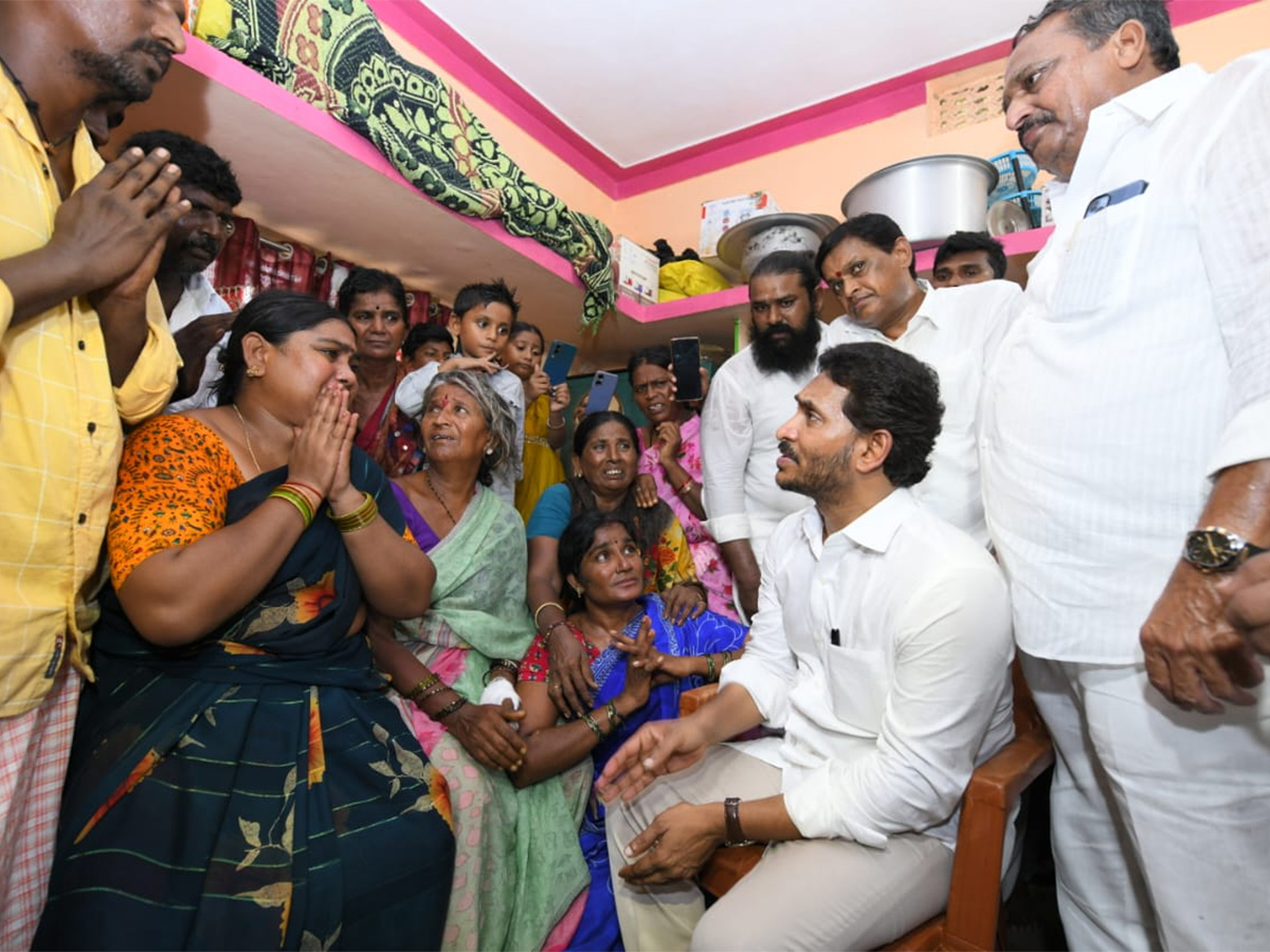 YS Jagan Visits Subbarayudu Family at Nandyal7