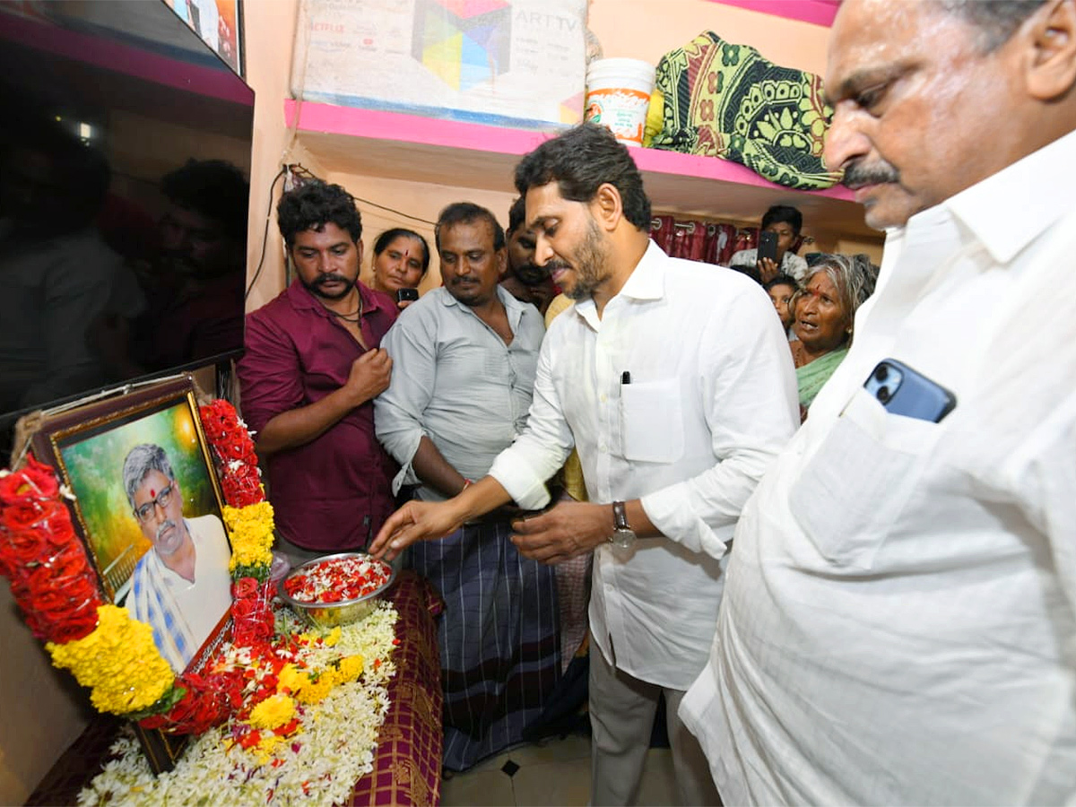 YS Jagan Visits Subbarayudu Family at Nandyal8