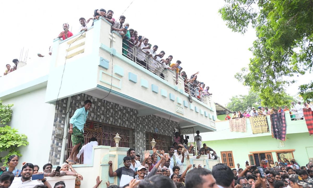 YS Jagan Visits Subbarayudu Family at Nandyal9