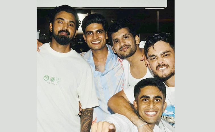 Shubman Gill Parties Hard With Buddies Ishan Kishan, KL Rahul And Shreyas Iyer Photos2
