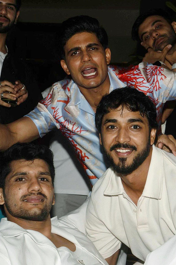 Shubman Gill Parties Hard With Buddies Ishan Kishan, KL Rahul And Shreyas Iyer Photos6