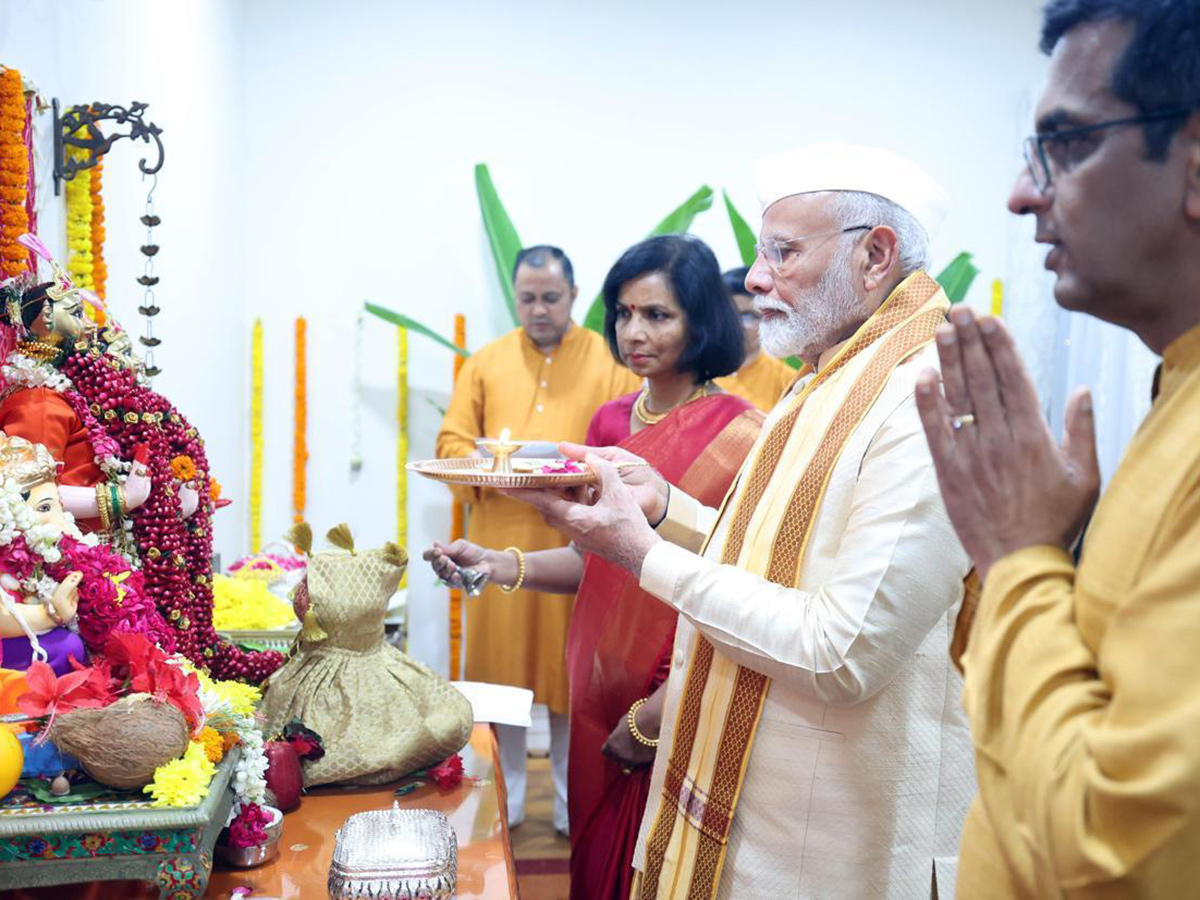 PM Modi participates in Ganpati Puja at CJI Chandrachud's Residence Photos10