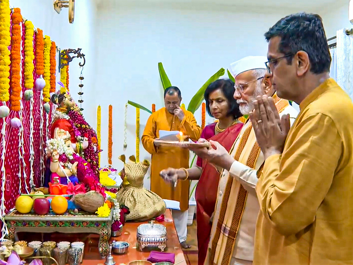 PM Modi participates in Ganpati Puja at CJI Chandrachud's Residence Photos13