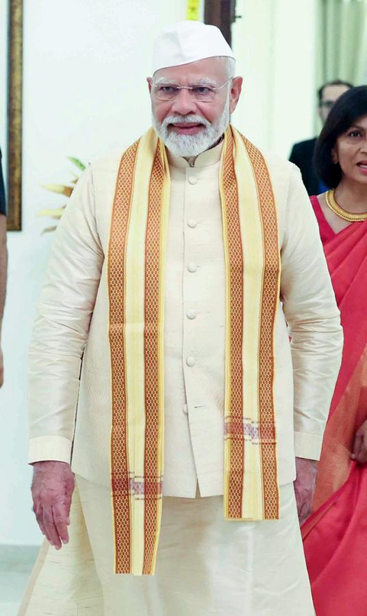 PM Modi participates in Ganpati Puja at CJI Chandrachud's Residence Photos2