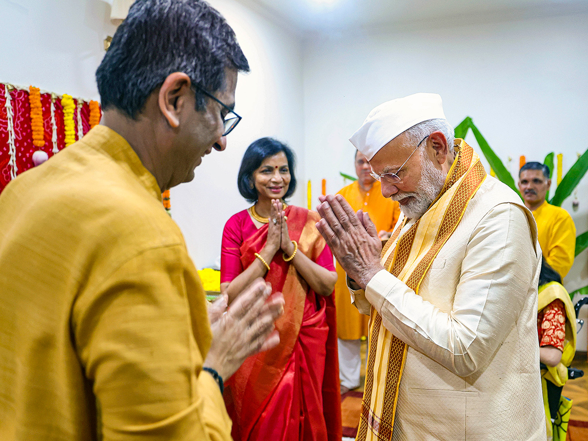 PM Modi participates in Ganpati Puja at CJI Chandrachud's Residence Photos3