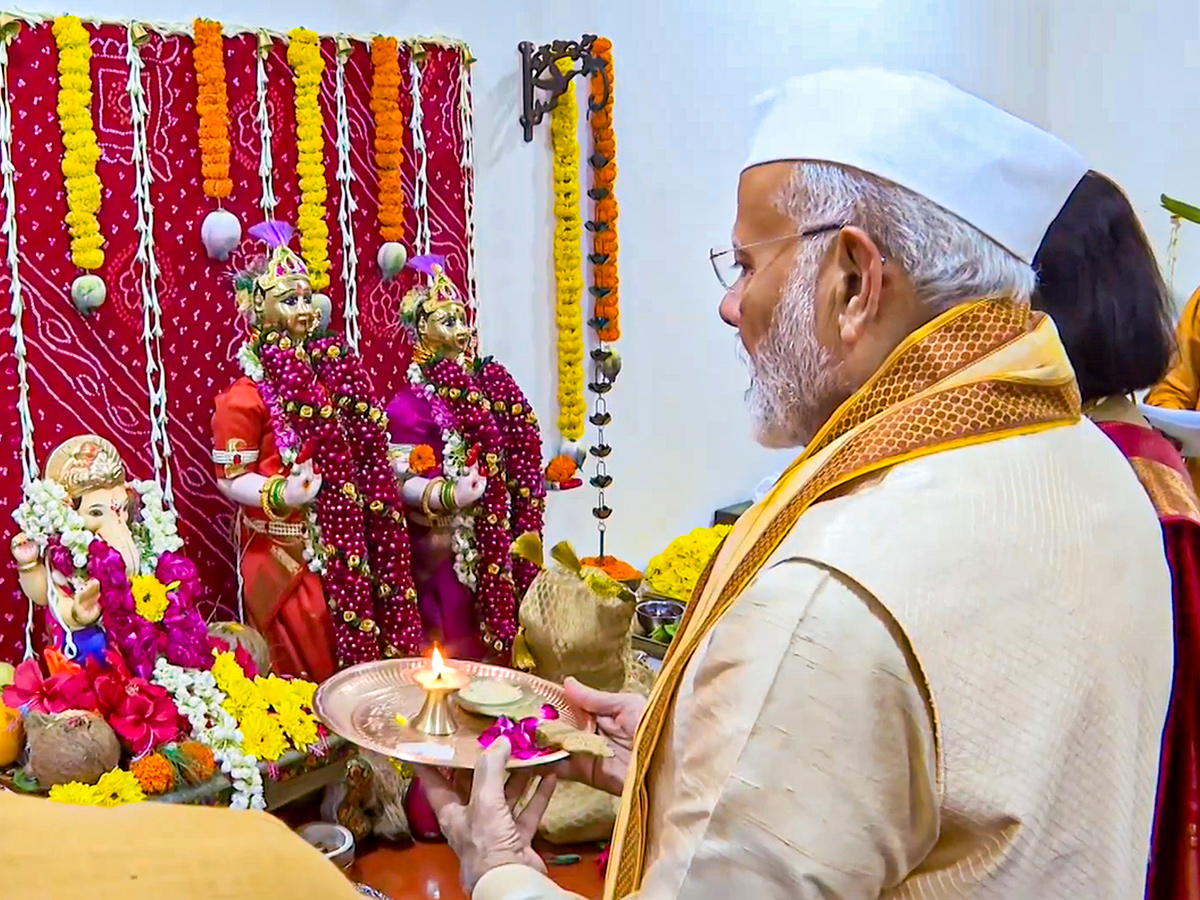 PM Modi participates in Ganpati Puja at CJI Chandrachud's Residence Photos4