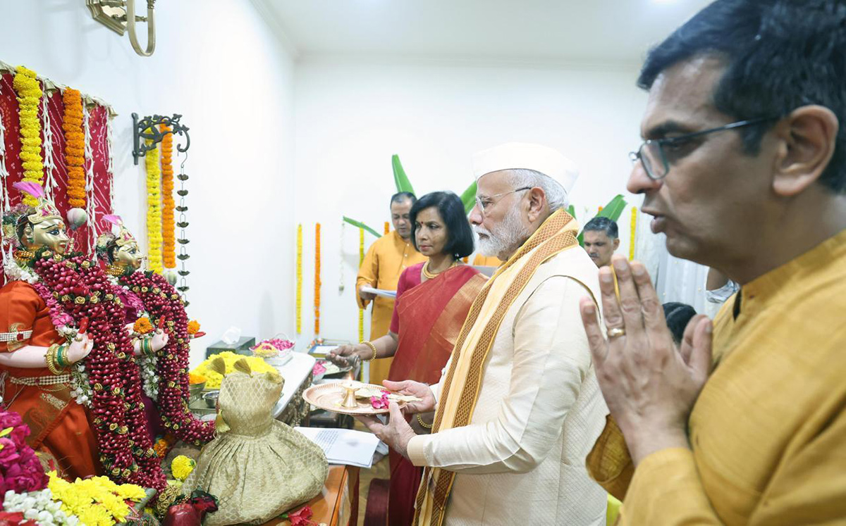 PM Modi participates in Ganpati Puja at CJI Chandrachud's Residence Photos5