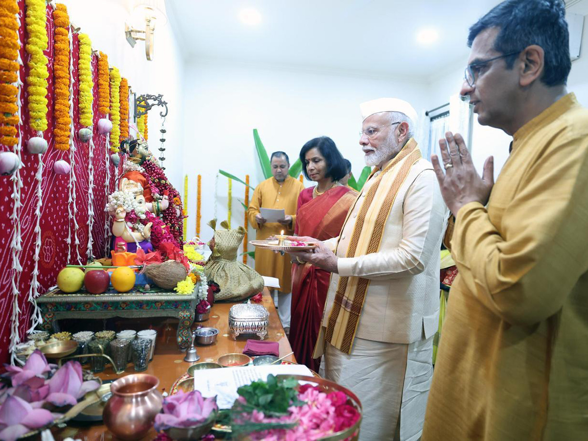PM Modi participates in Ganpati Puja at CJI Chandrachud's Residence Photos6