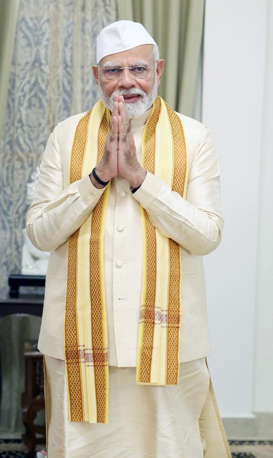 PM Modi participates in Ganpati Puja at CJI Chandrachud's Residence Photos7
