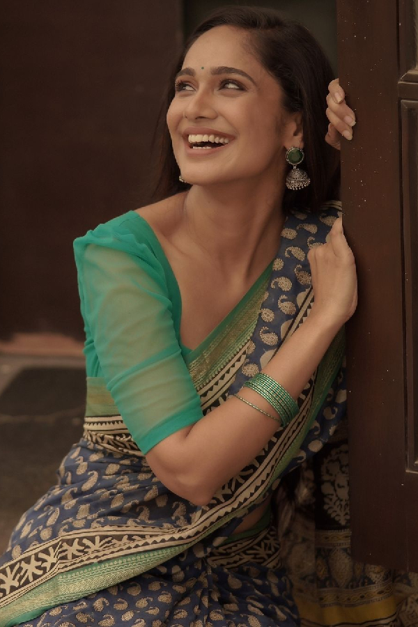 Actress Tejaswini Gowda Stylish Photos In Green Saree11