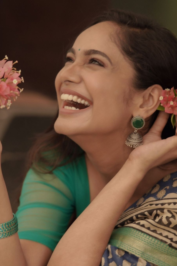 Actress Tejaswini Gowda Stylish Photos In Green Saree4