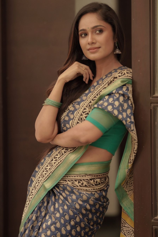 Actress Tejaswini Gowda Stylish Photos In Green Saree8