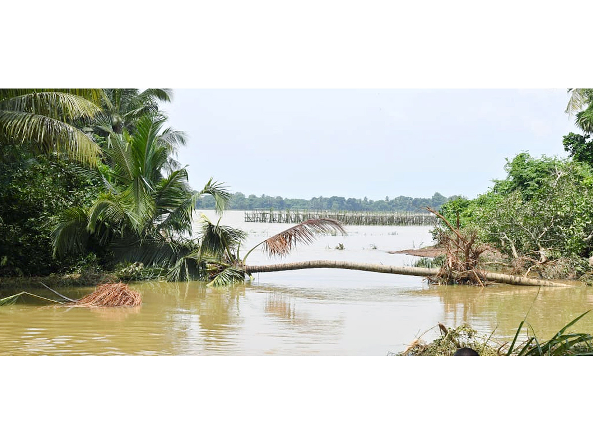 YS Jagan Visits Pithapuram Floods Affected Areas Photos23