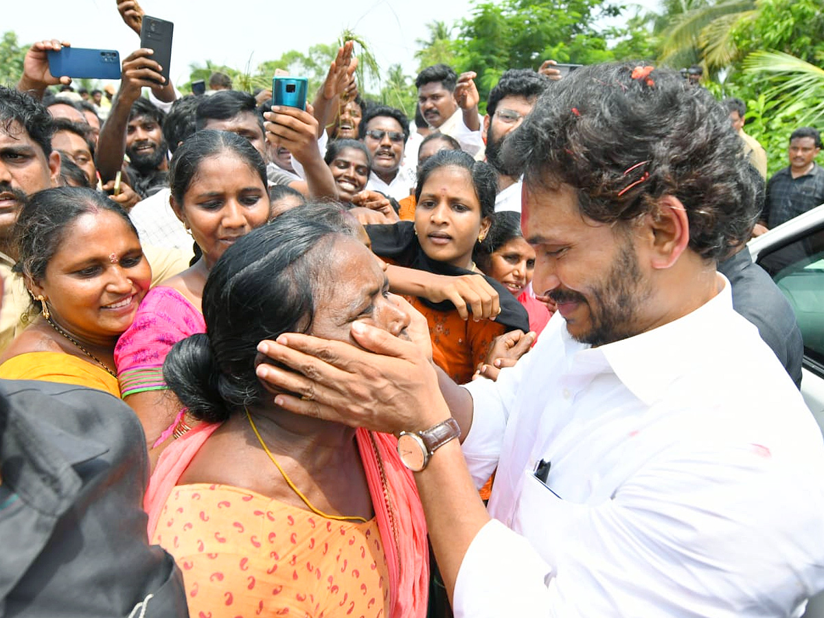 YS Jagan Visits Pithapuram Floods Affected Areas Photos4