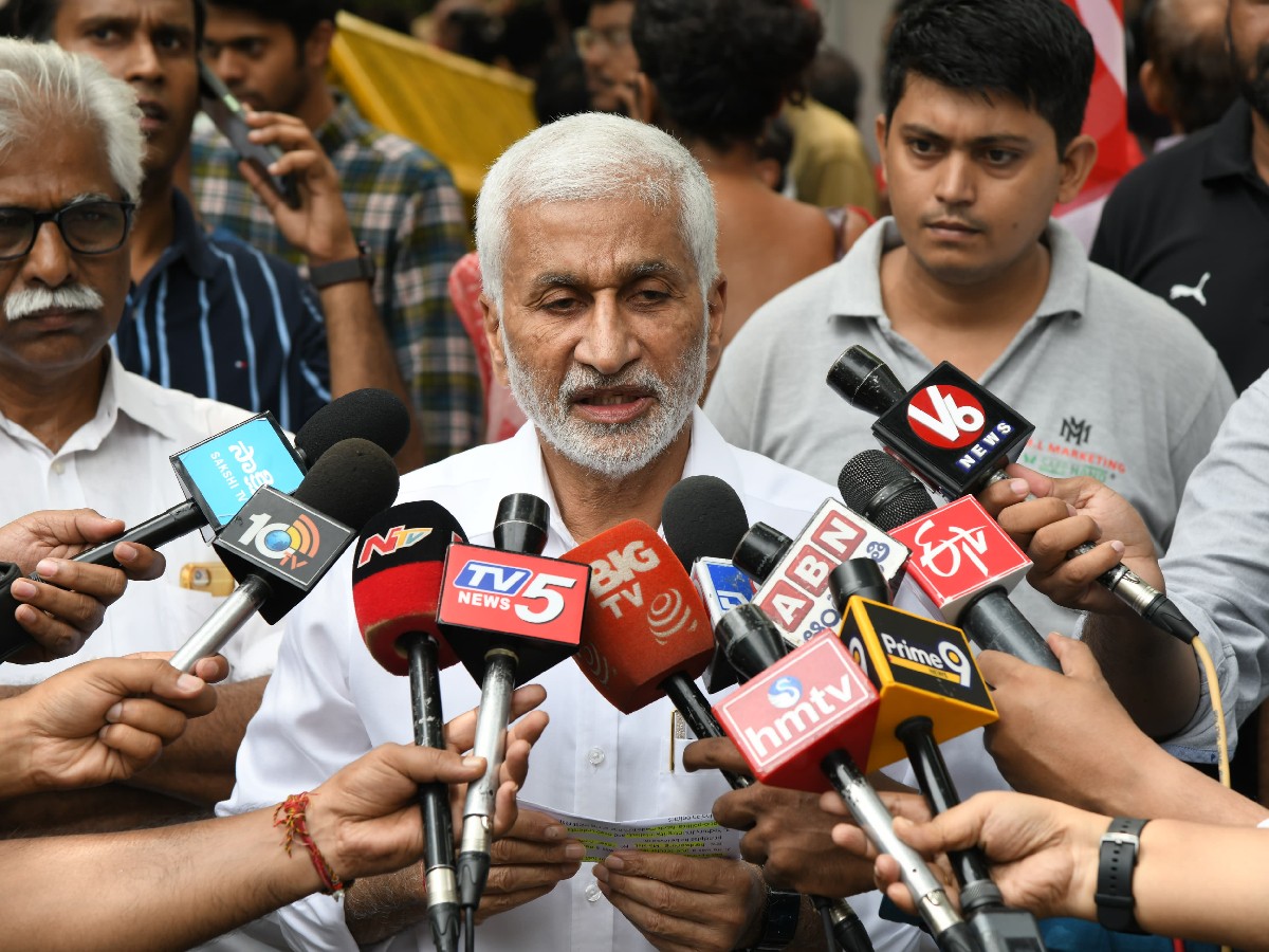 Vijaya Sai Reddy pays tribute to Yechury's body10