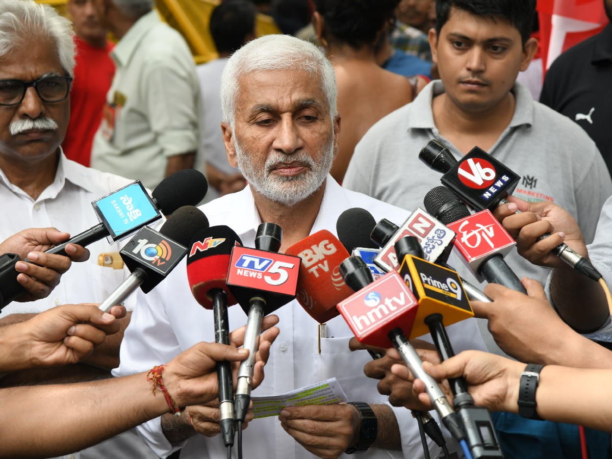 Vijaya Sai Reddy pays tribute to Yechury's body11