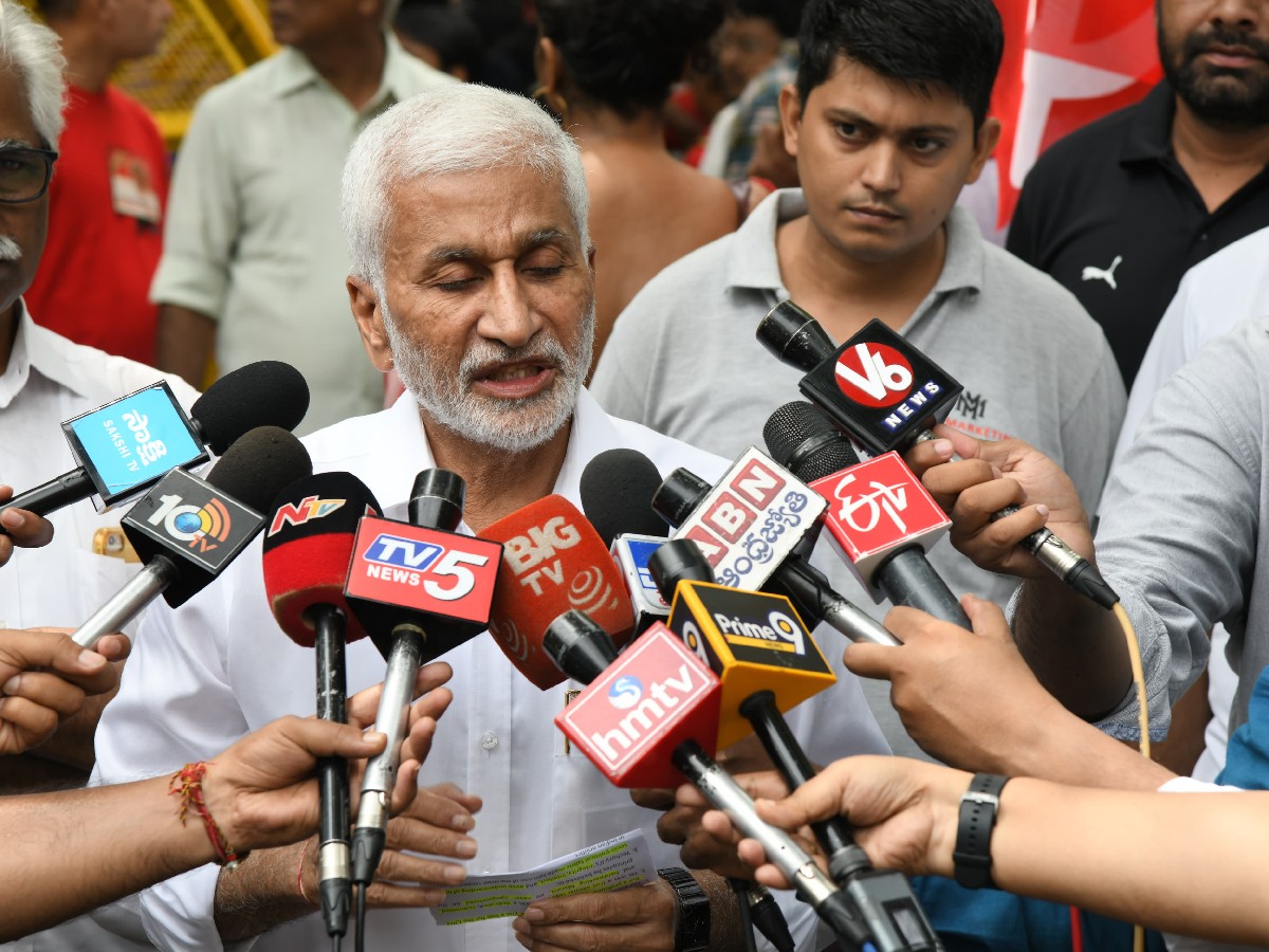 Vijaya Sai Reddy pays tribute to Yechury's body12