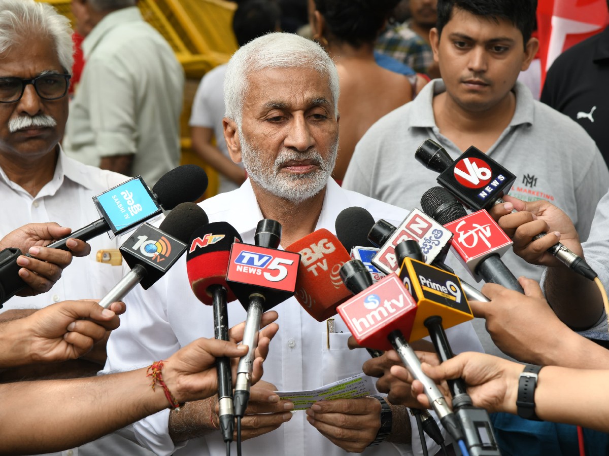 Vijaya Sai Reddy pays tribute to Yechury's body13